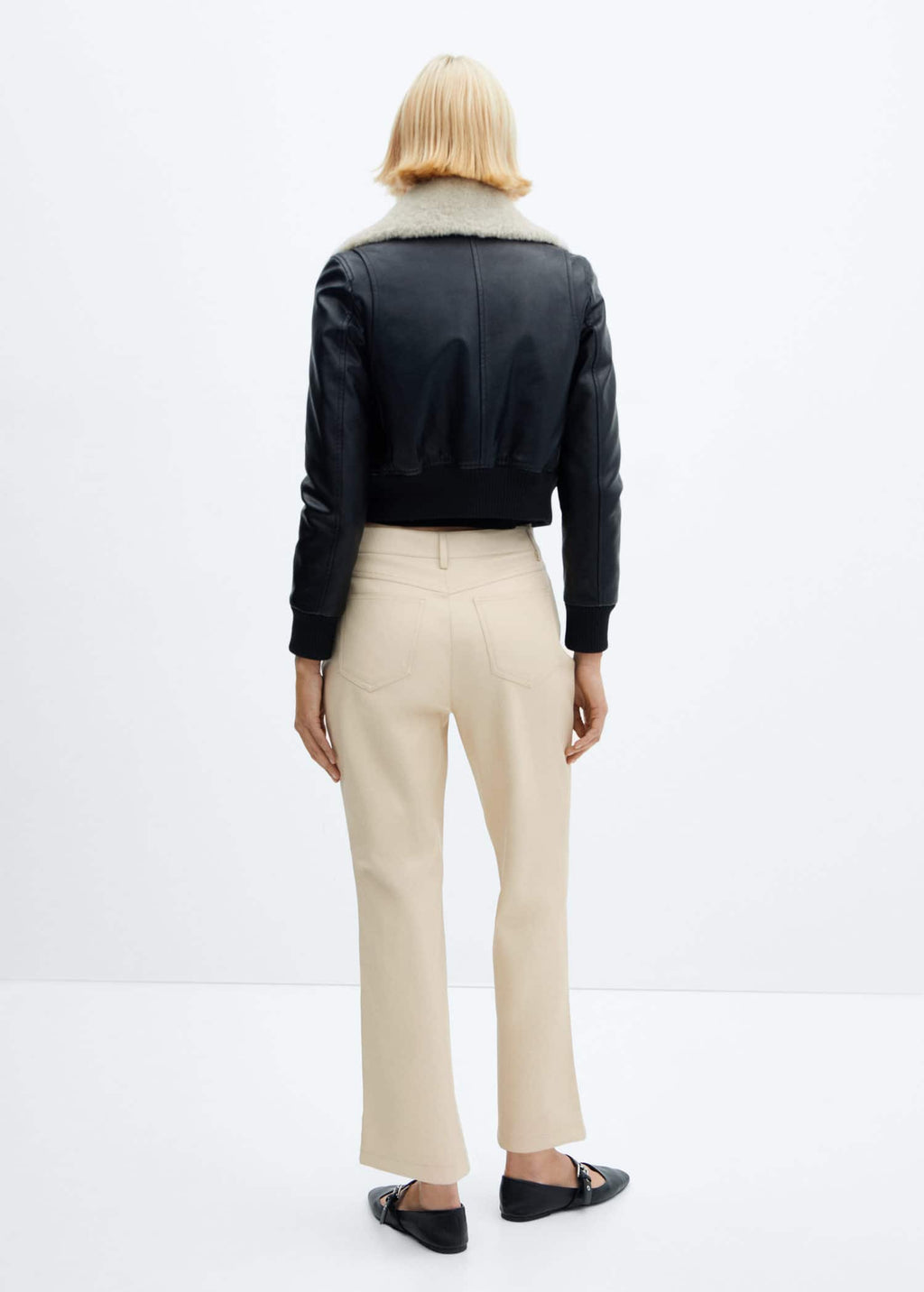 Pantalón recto efecto piel