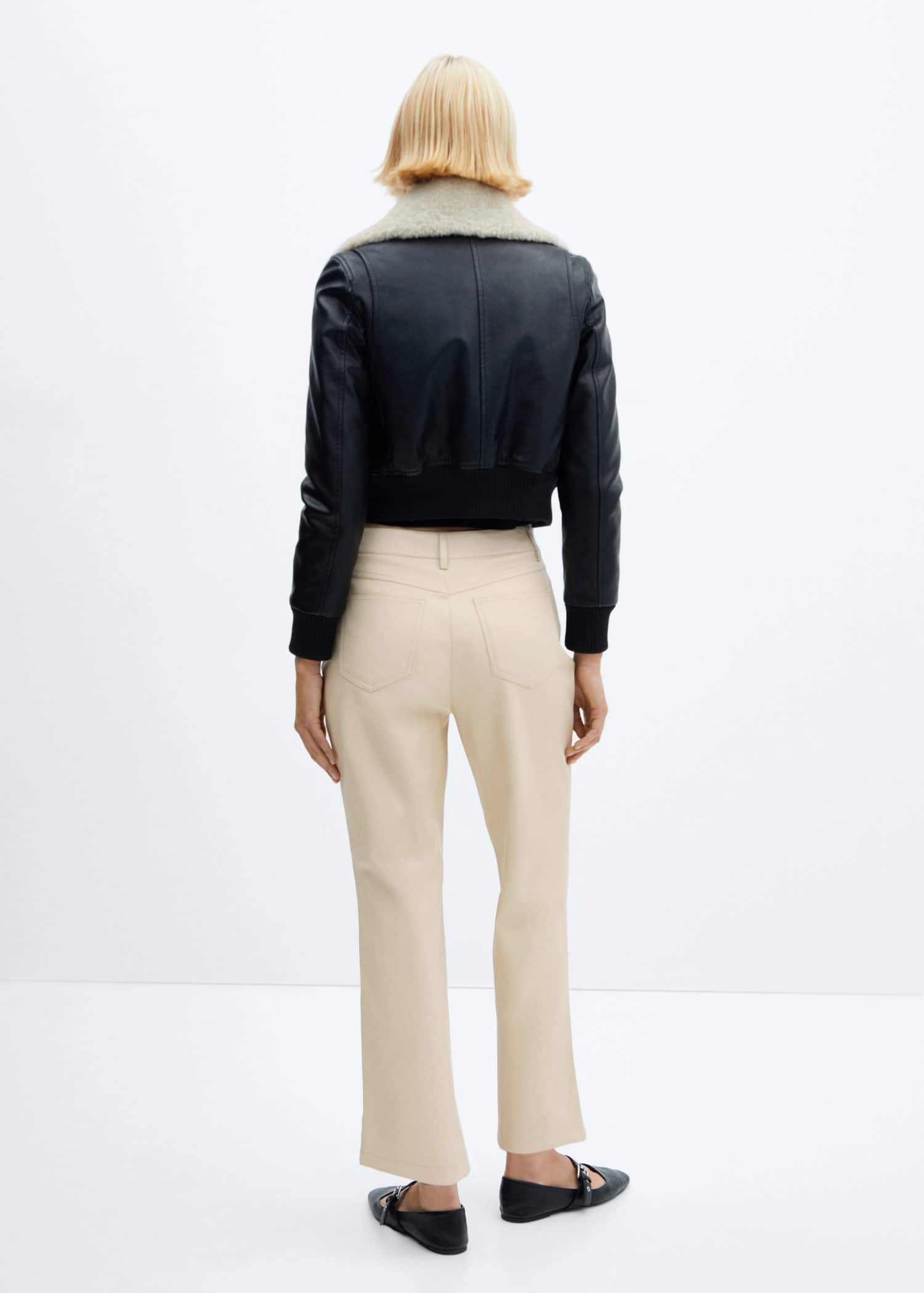 Pantalón recto efecto piel