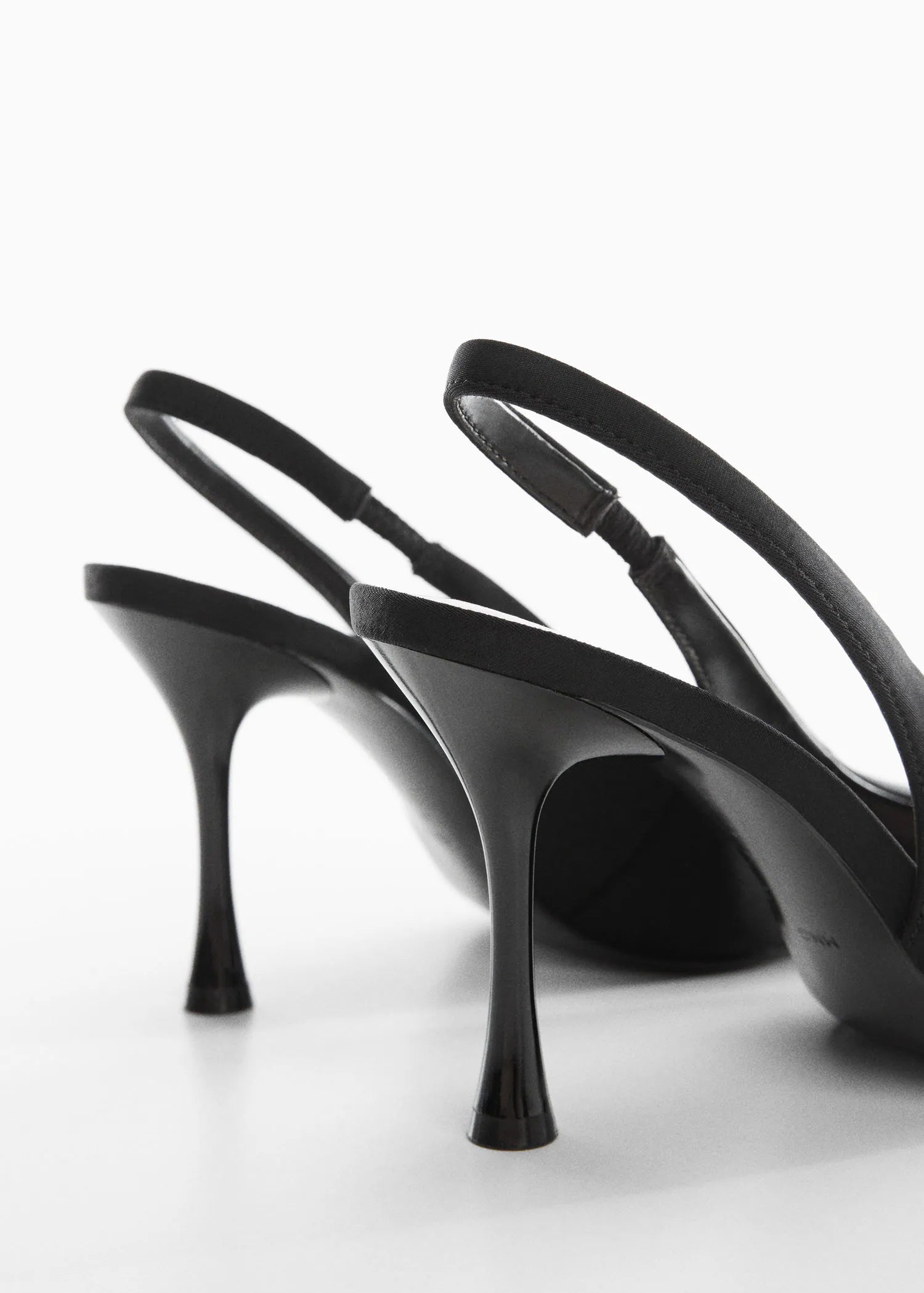 Zapato punta destalonado