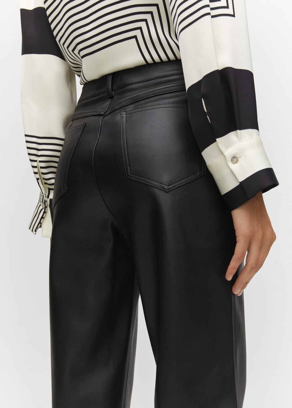 Pantalón recto efecto piel