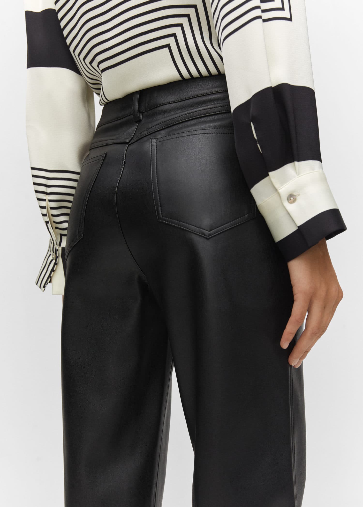 Pantalón recto efecto piel