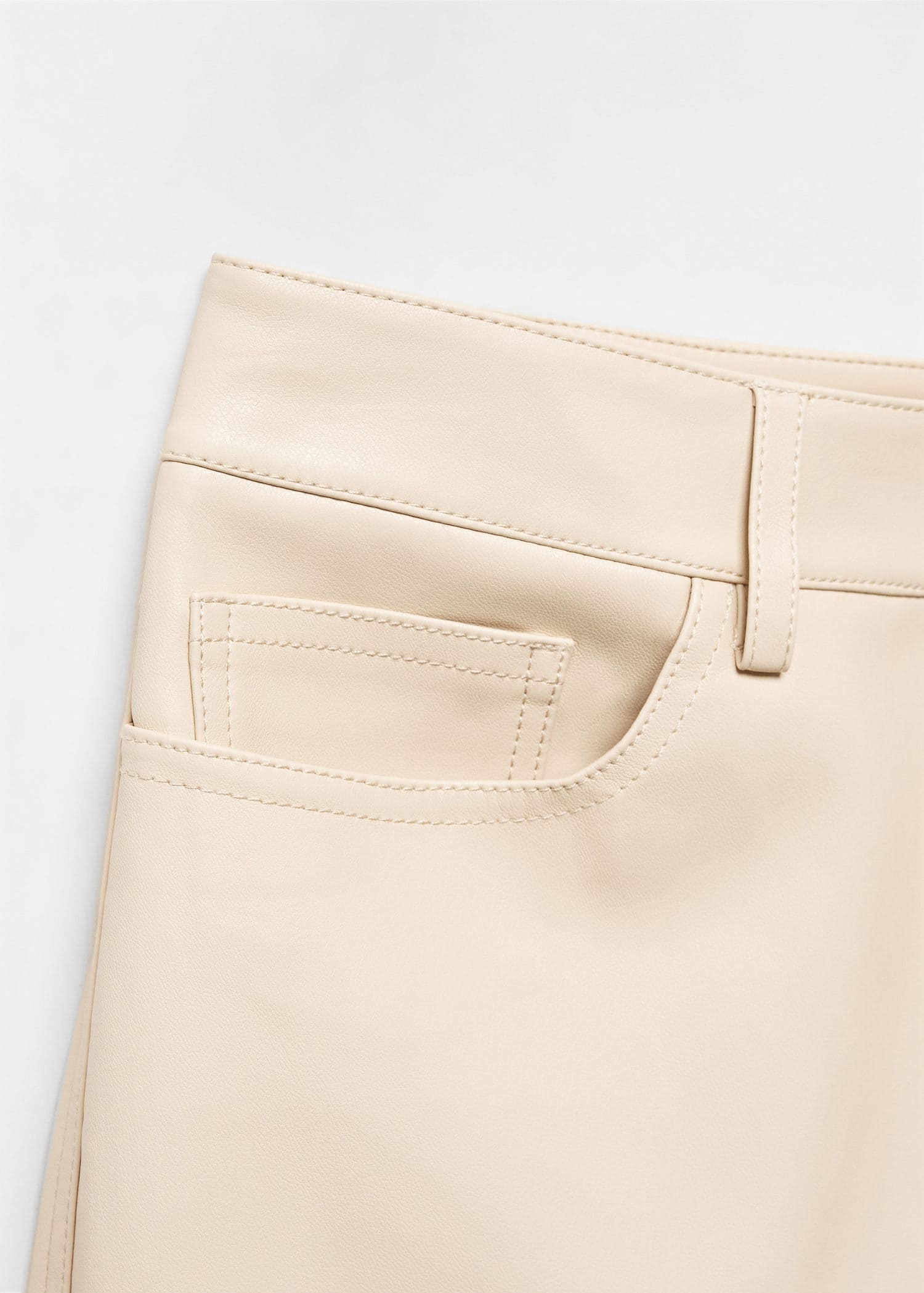 Pantalón recto efecto piel