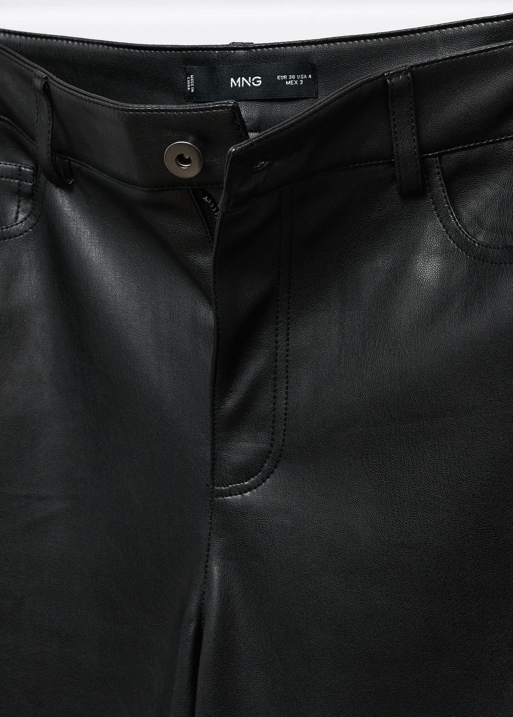 Pantalón recto efecto piel