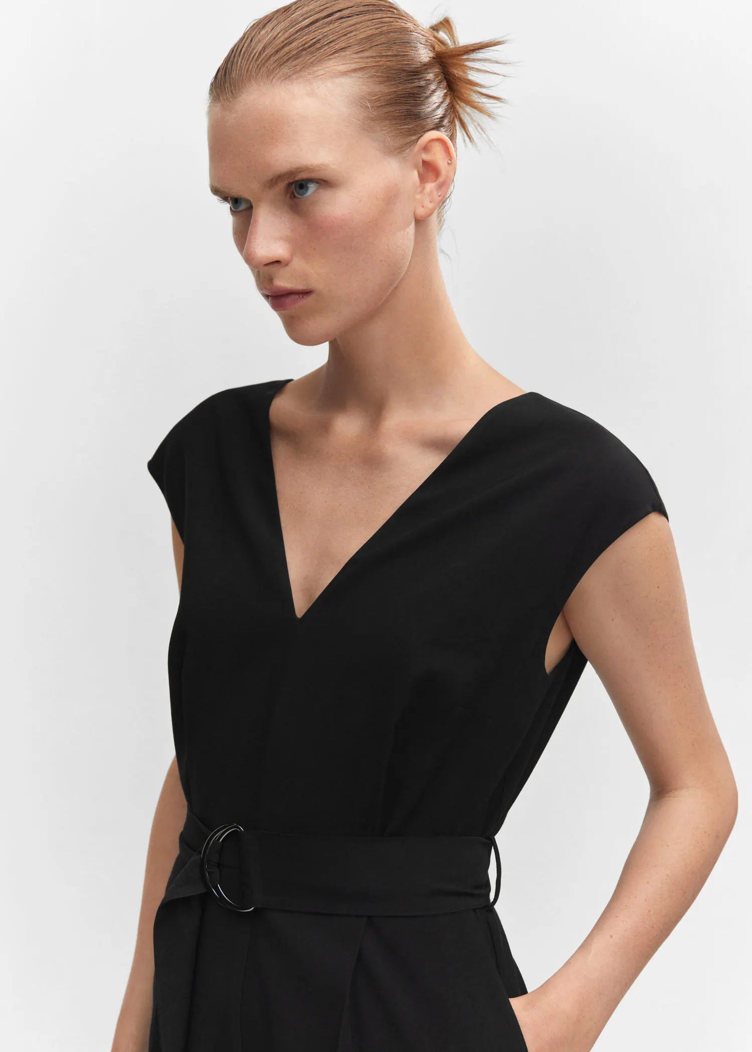 Mono cinturón cuello pico