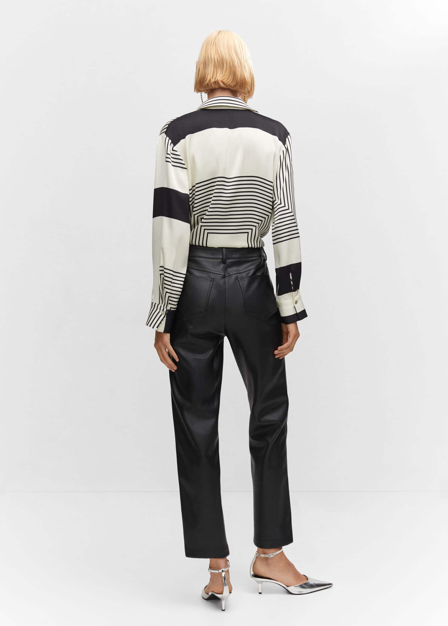 Pantalón recto efecto piel