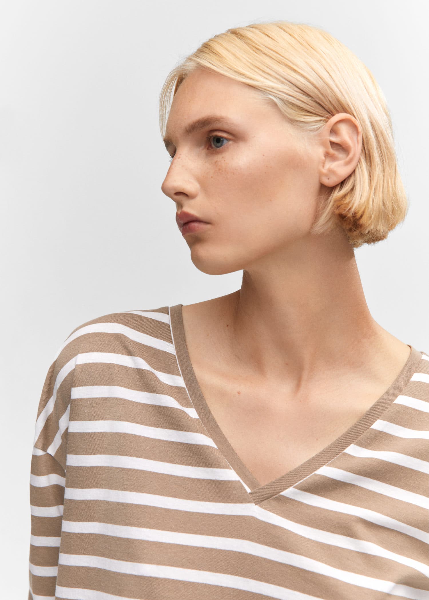 Camiseta algodón cuello pico
