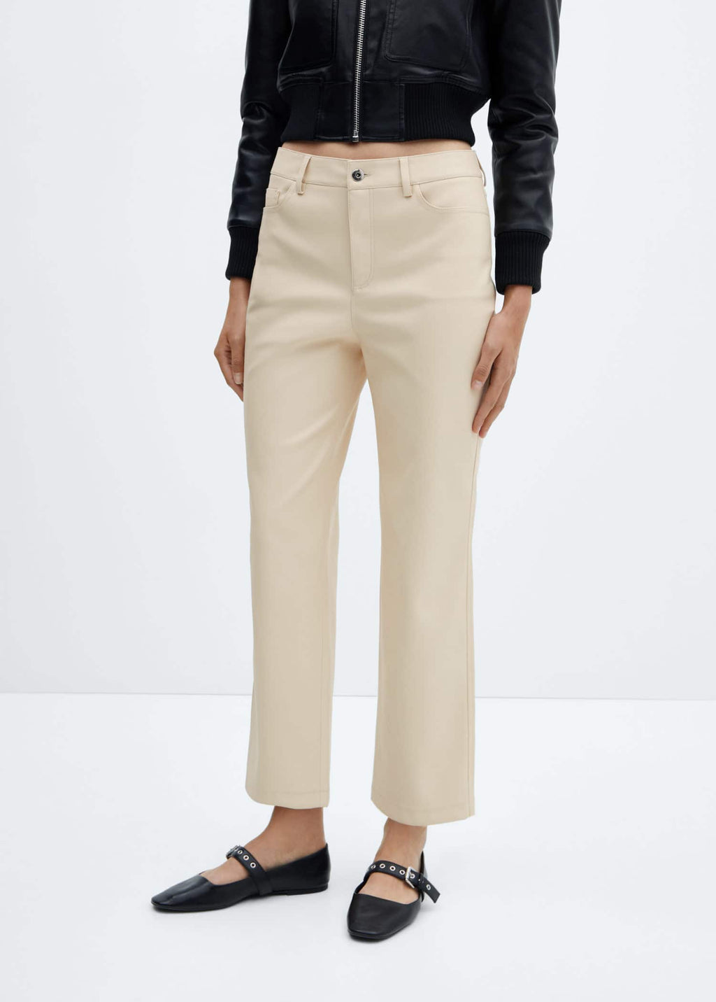 Pantalón recto efecto piel