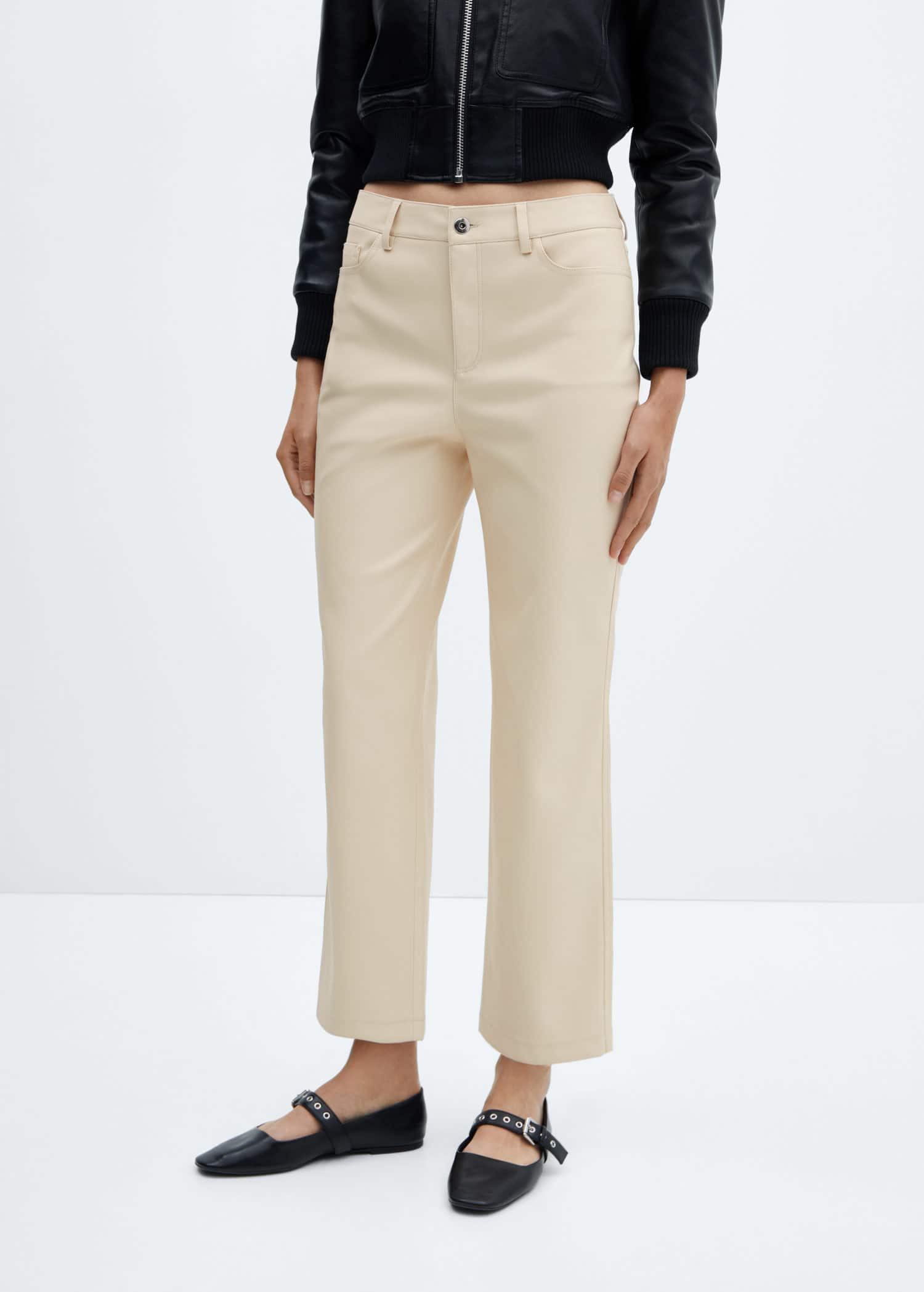 Pantalón recto efecto piel