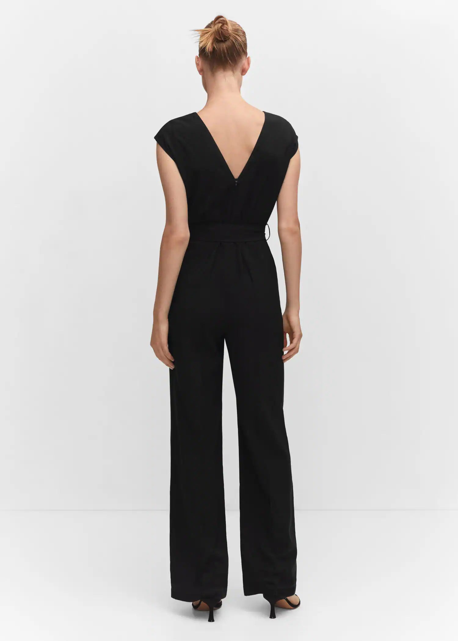 Mono cinturón cuello pico
