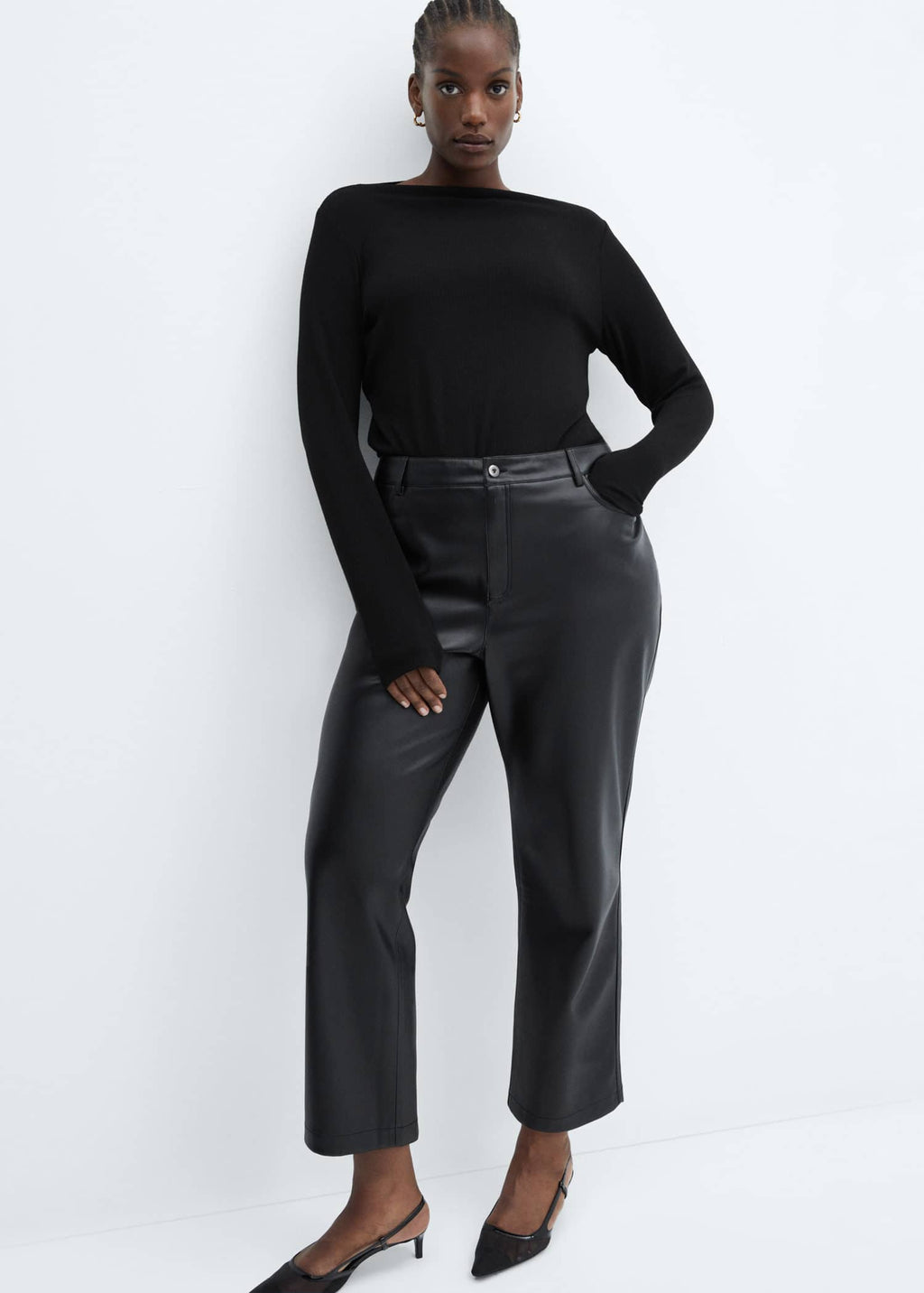 Pantalón recto efecto piel